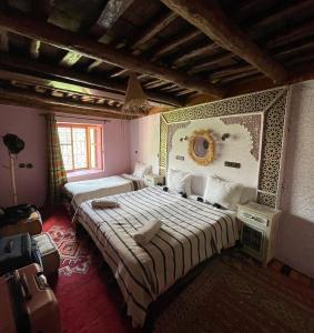 伊姆利尔Berber Family Lodge的一间卧室,配有两张床