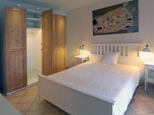 莫诺波利B&B Villa Maria Pia的卧室配有一张白色大床和镜子