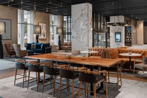 普鲁士王The Alloy, a DoubleTree by Hilton - Valley Forge的用餐室配有大型木桌和椅子