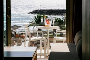 科斯塔特吉塞HD海滩度假酒店的一张桌子和椅子,享有海景
