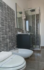 洛特佐拉伊奥里亚斯特拉酒店的一间带卫生间、水槽和镜子的浴室