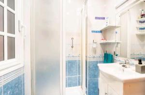塞维利亚Ikigai House的带淋浴和盥洗盆的浴室