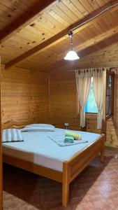 圣金Kompleksi Turistik Leonardo的木制客房内的一间卧室配有一张大床
