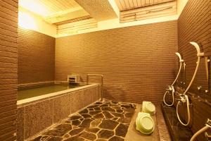 京都丽达酒店的带浴缸、卫生间和淋浴的浴室。