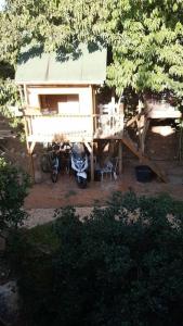 Kefar DaniyyelLahav Suite的两辆摩托车停在外面的房子的空中景色