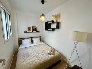 瓦伦西亚Luxury Apartment Valencia Center的一间卧室配有一张床和一盏灯