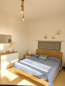 内比达Villa Mariuccia的一间卧室配有一张带蓝色棉被的床