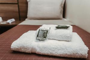 卡波布里奥Pousada Valle Verde的一张带毛巾的床和上面的钱包