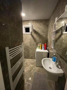 尼代Firuze Park的浴室配有盥洗盆、卫生间和盥洗盆。