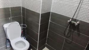 萨菲الحي المحمدي آسفي的一间带卫生间和淋浴的浴室