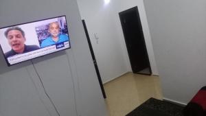 萨菲الحي المحمدي آسفي的挂在墙上的电视