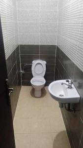 萨菲الحي المحمدي آسفي的一间带卫生间和水槽的浴室