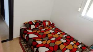 萨菲الحي المحمدي آسفي的一张沙发放在房间角落