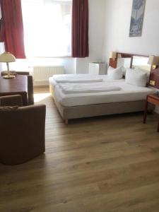 美因河畔法兰克福阿波罗酒店的一间卧室,卧室内配有一张大床