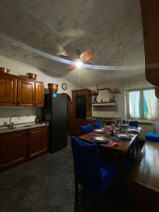 热那亚La Palma di Rafé的一间带蓝椅和餐桌的厨房以及一间用餐室