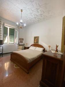 热那亚La Palma di Rafé的一间卧室配有一张床和一张桌子