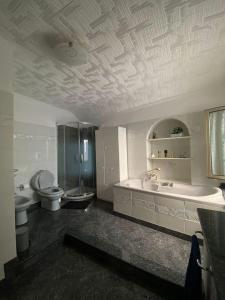 热那亚La Palma di Rafé的一间带两个盥洗盆、浴缸和卫生间的浴室