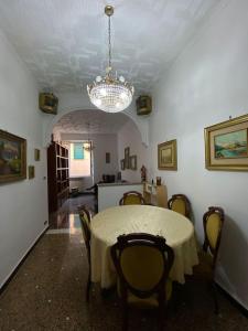 热那亚La Palma di Rafé的一间带桌椅和吊灯的用餐室