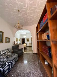 热那亚La Palma di Rafé的客厅配有沙发和椅子