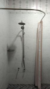 马拉帕斯加ELEN INN - Malapascua Island FAN ROOM #1的带淋浴和浴帘的浴室