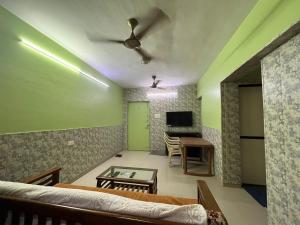 孟买Galaxy Apartment的客厅配有沙发和桌子