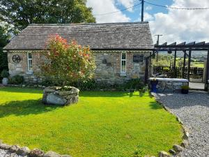 BallylingThe Crossing, Barn, R95TH5C的一座老石头房子,院子里有一棵树