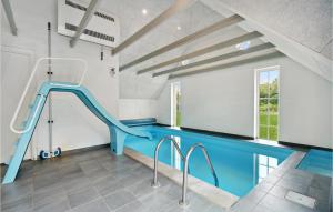 Øby乌尔夫堡巴比维十号度假屋的一座房子里带蓝色滑梯的室内游泳池