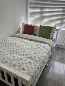 格拉斯哥Modern Comfy One Bed Apartment - Free Parking的一间卧室配有一张白色床架的床