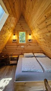 StahovicaLepa Lopa resort的配有窗户的小木屋内的一张床位
