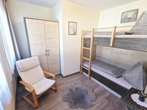 米尔施塔特迪阿娜公寓的小房间设有双层床和椅子