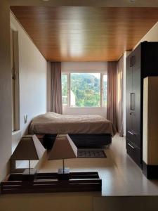 康提The Chocolate Factory House, Kandy的一间卧室设有一张床和一个大窗户