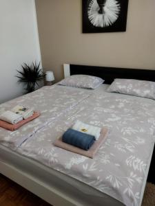 采尔克尼察Apartma JERMAN - Cerknica的床上有两条毛巾