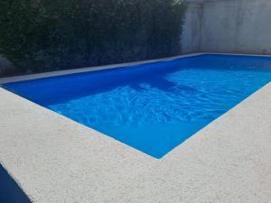 巴希利托Cabina Privada en Segundo piso con piscina, a 2 min caminando de la playa的后院的蓝色海水游泳池