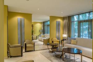 利雅德格拉纳达维维恩别墅酒店的带沙发、桌子和窗户的等候室