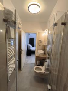 布加勒斯特Romana Residence的浴室配有卫生间、淋浴和盥洗盆。