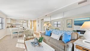 大洋城海洋时代公寓的客厅配有沙发和桌子