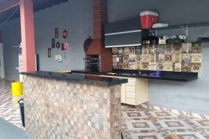 JardinópolisCasa / Área de Lazer的厨房设有柜台和砖墙