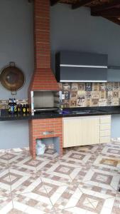 JardinópolisCasa / Área de Lazer的厨房配有砖炉和台面