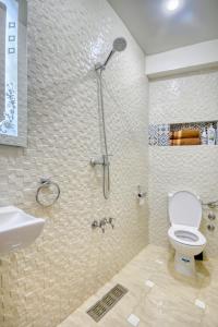 依索安imsouane bleu bay house的带淋浴、卫生间和盥洗盆的浴室