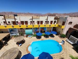 达哈布Delta Dahab Hotel的享有酒店空中美景,设有游泳池