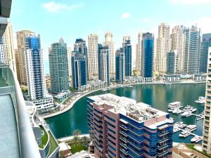 迪拜The Waves 241 Dubai Marina的海港内船只的城市景观