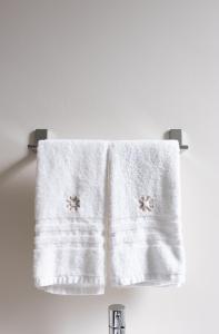 莱切Oronti Accommodations的浴室毛巾架上的毛巾