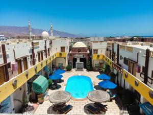 达哈布Delta Dahab Hotel的享有带遮阳伞和游泳池的庭院的顶部景致