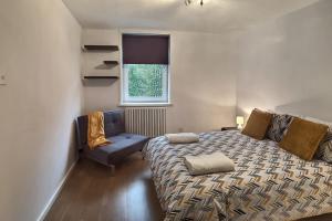 伦敦Regents Park Area的卧室配有床、椅子和窗户。
