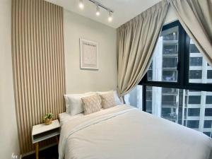 莎阿南Stylish Nordic Suite, Pool View, 500mbps, GEO Bukit Rimau, Kota Kemuning的卧室设有一张白色大床和一扇窗户。