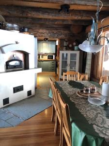 库萨莫Villa Kuiske的厨房以及带桌子和比萨饼烤箱的用餐室