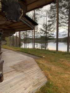 库萨莫Villa Kuiske的湖景木制甲板