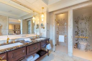 大连大连一方城堡豪华精选酒店的一间带两个盥洗盆和大镜子的浴室