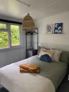 Bucks MillsBay view chalet, 28 Sea Valley的一间卧室配有一张带两个枕头的床