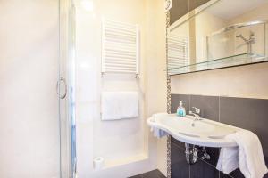 多特蒙德联合酒店的白色的浴室设有水槽和淋浴。